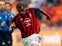 Rivaldo memang tak lama jadi pemain Milan. Gabung pada musim panas 2002, Rivaldo kemudian hengkang pada awal 2004. Tampil 40 kali, Rivaldo ikut menyumbang gelar Liga Champions 2002/2003. Foto: Grazia Neri/Getty Images