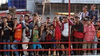The Jakmania memadati lokasi latihan Persija Jakarta.