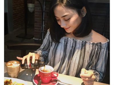 Bikin Gagal Fokus! Gaya Azaria, Kembaran Pacar Rizky Febian Saat Hang Out