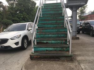 Ada di Tengah Jalan, Tangga JPO di Kebon Jeruk Bikin Warga Waswas