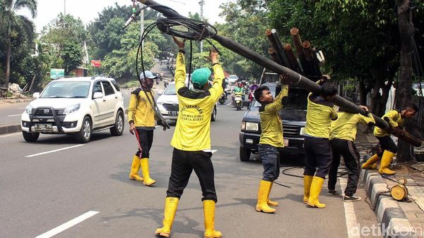 Pemkot Jakarta Barat Atasi Kabel Semrawut di Jalanan