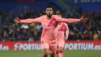 Luis Suarez menggandakan keunggulan Barcelona pada menit ke-39 lewat sepakan voli kaki kanan memanfaatkan bola liar di kotak penalti Getafe. (Sergio Perez/Reuters)