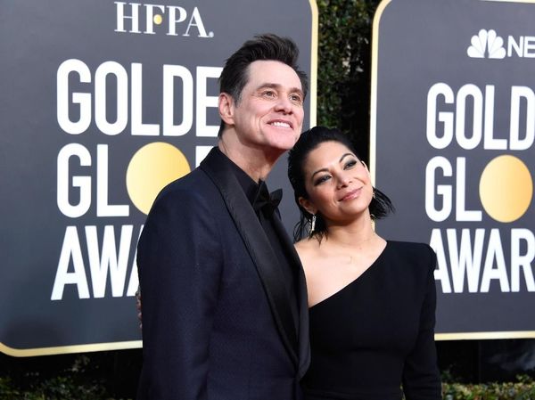 Pelukan dan Ciuman Jim Carrey kepada Kekasih Mudanya