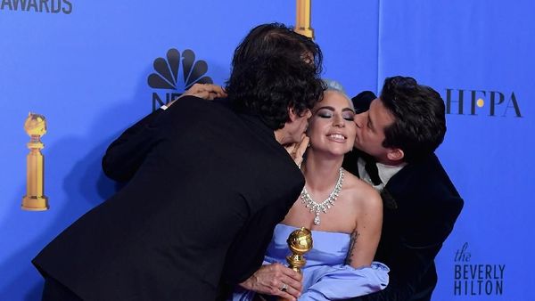 Lady Gaga Dihujani Ciuman di  Golden Globe 2019