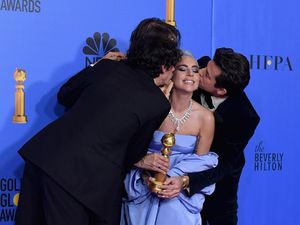 Lady Gaga Dihujani Ciuman di  Golden Globe 2019