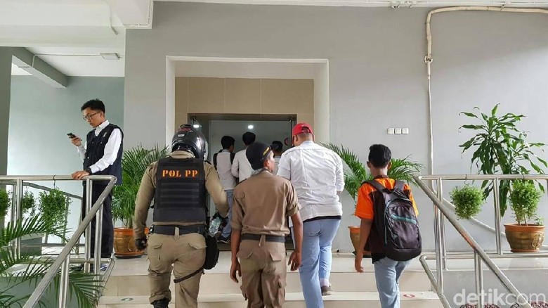 Bolos Sekolah, 20 Pelajar di Surabaya Terciduk Satpol PP Bolos Sekolah, 20 Pelajar di Surabaya Terciduk Satpol PP