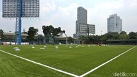 Latihan perdana Persija Jakarta itu pun menjadi ajang adaptasi dan persiapan menghadapi Home United yang akan digelar di Stadion Jalan Besar, Kallang, Singapura, yang menggunakan lapangan rumput sintentis.
