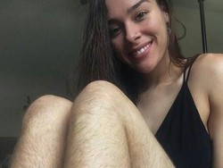 Wanita Cantik Ini Buat Gerakan Pamer Bulu Ketiak dan Kaki di Instagram