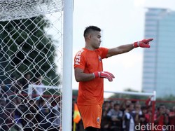 Ismed Sofyan Serahkan Ban Kapten Kepada Andritany