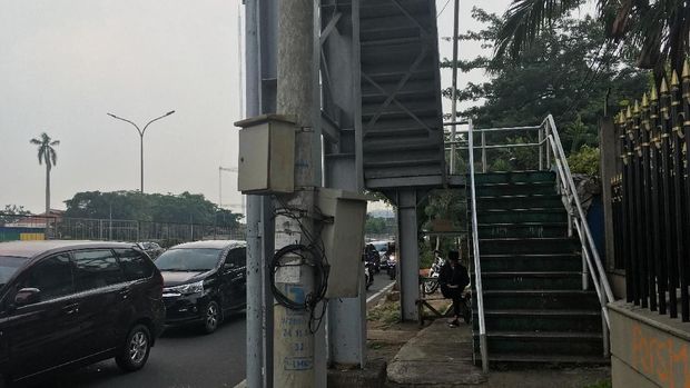 Sisi lain JPO ini berada di Jalan Arjuna Utara, namun kondisinya tidak problem ialah ada di trotoar.