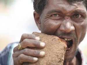 Makan Lumpur hingga Deodoran, 5 Kecanduan Makan Ini Bikin Geleng Kepala Makan Lumpur hingga Deodoran, 5 Kecanduan Makan Ini Bikin Geleng Kepala