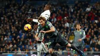 Para pemain Sociedad main agresif. Real Madrid dibikin kesusah karena pressing lawan. (Foto: Juan Medina/Reuters)