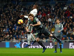 Para pemain Sociedad main agresif. Real Madrid dibikin kesusah karena pressing lawan. (Foto: Juan Medina/Reuters)