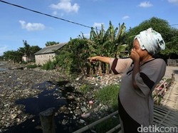 Menko Luhut Bakal Rapat Bahas Sampah Kali Pisang Batu