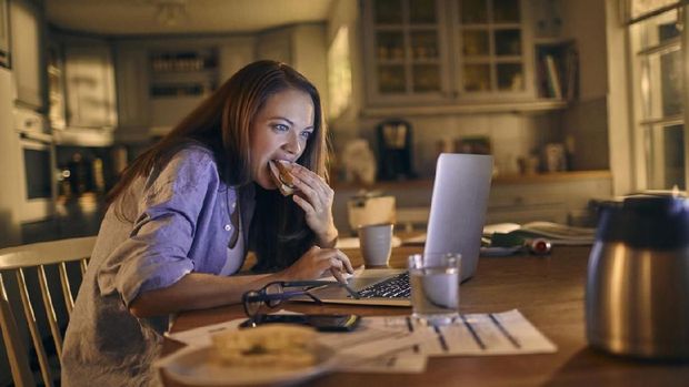 5 Cara Menangani Emotional Eating yang Perlu Bunda Tahu