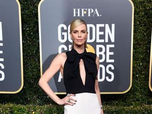 10 Fakta Mengejutkan Charlize Theron, Aktris Cantik yang Dipacari Brad Pitt 10 Fakta Mengejutkan Charlize Theron, Aktris Cantik yang Dipacari Brad Pitt