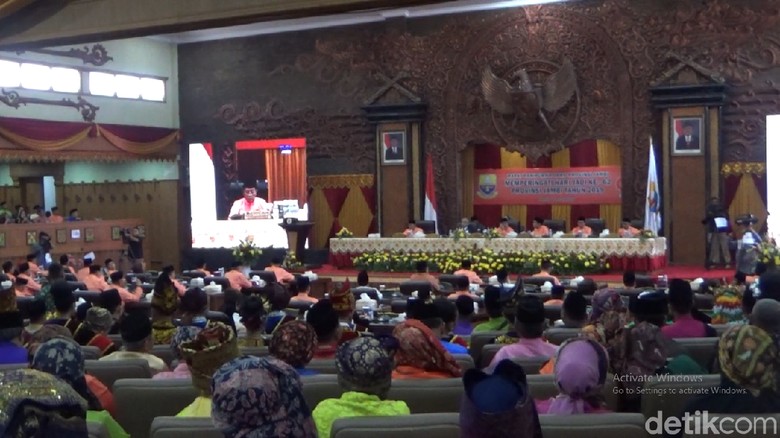 Jadi Tersangka KPK, Ketua DPRD Jambi Masih Pimpin Paripurna Jadi Tersangka KPK, Ketua DPRD Jambi Masih Pimpin Paripurna