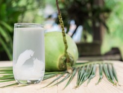 Bikin Es Kelapa Muda yang Segar untuk Takjil Berbuka Puasa