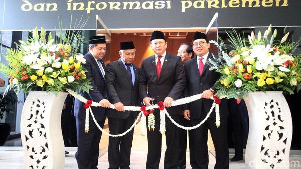 Potong Pita, Bamsoet Resmikan Ruang Informasi Parlemen