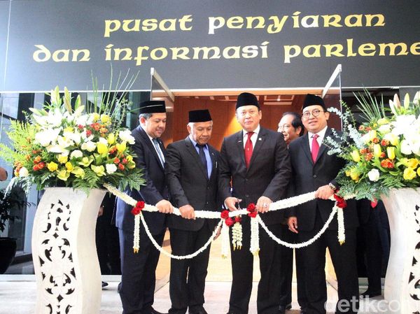 Potong Pita, Bamsoet Resmikan Ruang Informasi Parlemen