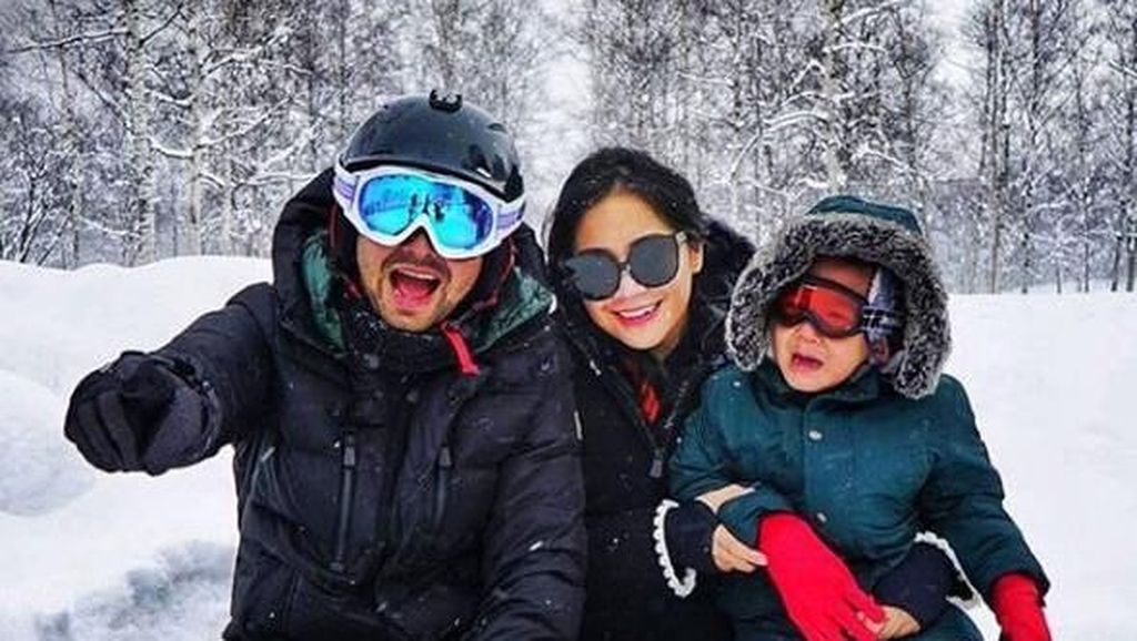 Asyiknya Liburan Rafathar ke Jepang, Main Salju Sampai Pipi Beku Asyiknya Liburan Rafathar ke Jepang, Main Salju Sampai Pipi Beku