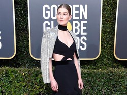 Penampilan Gemilang Rosamund Pike Diganjar Piala Golden Globes