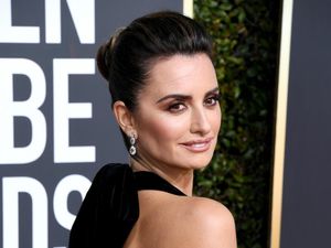 Totalitas Penelope Cruz Demi Mirip Donatella Versace