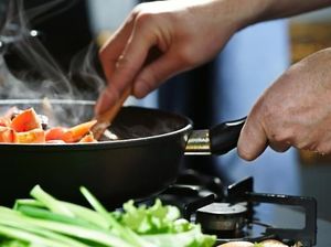 Setiap Hari Kepala Sekolah Ini Memasak Untuk Seluruh Muridnya