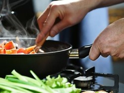 Setiap Hari Kepala Sekolah Ini Memasak Untuk Seluruh Muridnya