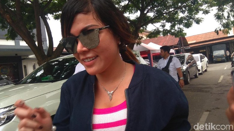 Senyum Merekah Avriellia Shaqqila Usai Pamitan ke Polda Jatim Senyum Merekah Avriellia Shaqqila Usai Pamitan ke Polda Jatim