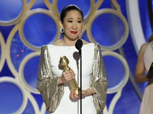 Host Golden Globe Sandra Oh Raih Aktris Terbaik Serial Drama Host Golden Globe Sandra Oh Raih Aktris Terbaik Serial Drama