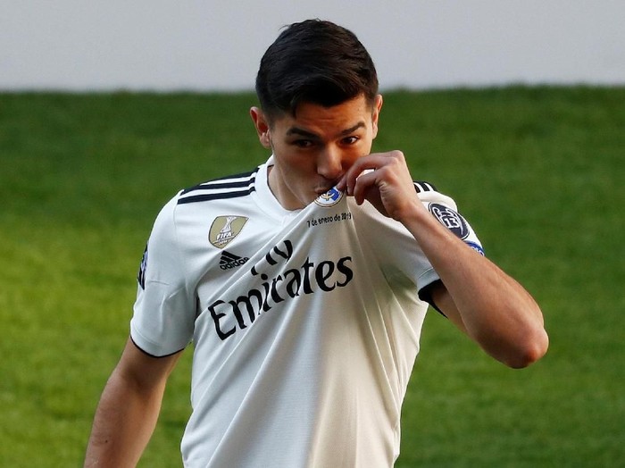 Soccer Football - Real Madrid - Brahim Diaz Presentation - Santiago Bernabeu, Madrid, Spain - January 7, 2019   Real Madrid's Brahim Diaz poses on the pitch during the presentation   REUTERS/Juan Medina