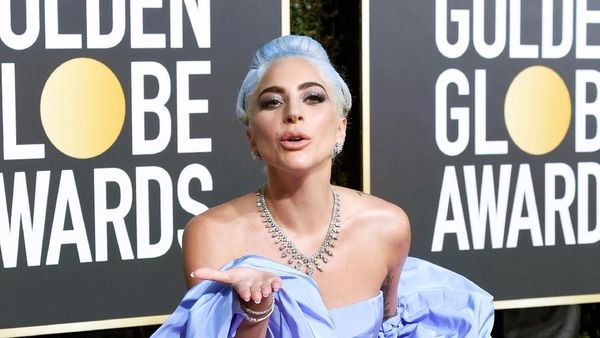 Foto: Glamornya Lady Gaga di Red Carpet Golden Globes 2019