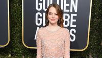 Memikat, Gaun Cantik Emma Stone di Golden Globes Dibuat Oleh 30 Orang