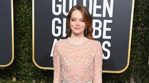 Memikat, Gaun Cantik Emma Stone di Golden Globes Dibuat Oleh 30 Orang