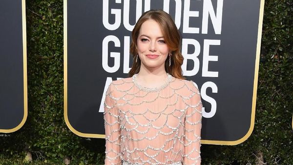 Memikat, Gaun Cantik Emma Stone di Golden Globes Dibuat Oleh 30 Orang