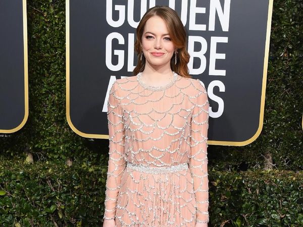 Memikat, Gaun Cantik Emma Stone di Golden Globes Dibuat Oleh 30 Orang