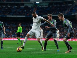 Madrid coba langsung bereaksi. Karim Benzema beberapa kali bikin ancaman, namun tak satupun berbuah gol. (Foto: Gonzalo Arroyo Moreno/Getty Images)