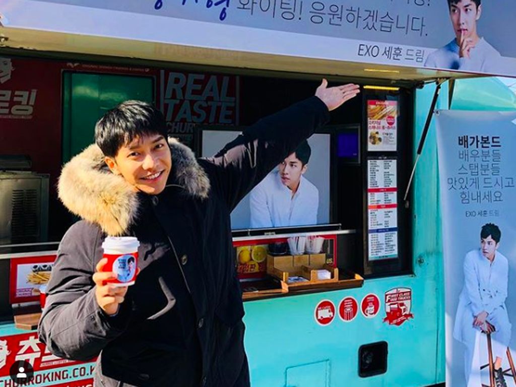 Syuting VAGABOND, Lee Seung Gi Dapat Kiriman Food Truck Dari Sehun EXO