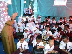Semangat Anak-anak Korban Tsunami Meski Bersekolah di Tenda Darurat