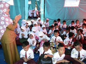 Semangat Anak-anak Korban Tsunami Meski Bersekolah di Tenda Darurat Semangat Anak-anak Korban Tsunami Meski Bersekolah di Tenda Darurat