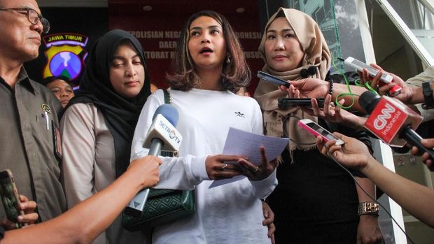Artis berinisial VA (kedua kiri) berjalan keluar usai menjalani pemeriksaan terkait kasus prostitusi daring di Gedung Subdit Siber Ditreskrimsus Polda Jawa Timur, Surabaya, Jawa Timur, Minggu (6/1/2019). Polda Jatim memeriksa artis berinisial VA dan AS dan menetapkan tersangka kepada dua orang yang berperan sebagai mucikari berinisial ES (37) dan TN (28) asal Jakarta dalam kasus tersebut.