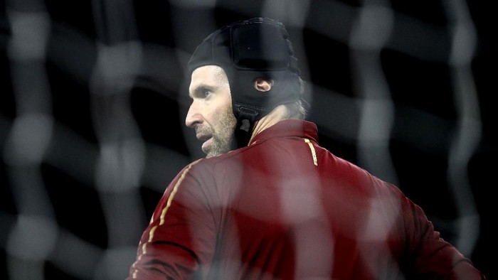 LONDON, ENGLAND - NOVEMBER 03:  Petr Cech of Arsenal looks on ahead of the Premier League match between Arsenal FC and Liverpool FC at Emirates Stadium on November 3, 2018 in London, United Kingdom.  (Photo by Julian Finney/Getty Images)