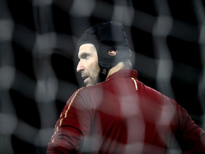 LONDON, ENGLAND - NOVEMBER 03:  Petr Cech of Arsenal looks on ahead of the Premier League match between Arsenal FC and Liverpool FC at Emirates Stadium on November 3, 2018 in London, United Kingdom.  (Photo by Julian Finney/Getty Images)