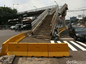 Aduh! Tangga JPO Dewi Sartika Ada di Tengah Jalan