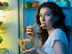 5 Cara Menangani Emotional Eating yang Perlu Bunda Tahu