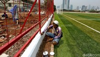 Sejumlah pekerja nampak menyelesaikan proses penyelesaian tahap akhir di Lapangan Aldiron.