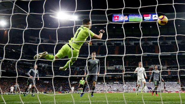 Real Madrid kesulitan mencetak gol ke gawang Real Sociedad yang dijaga Geronimo Rulli.