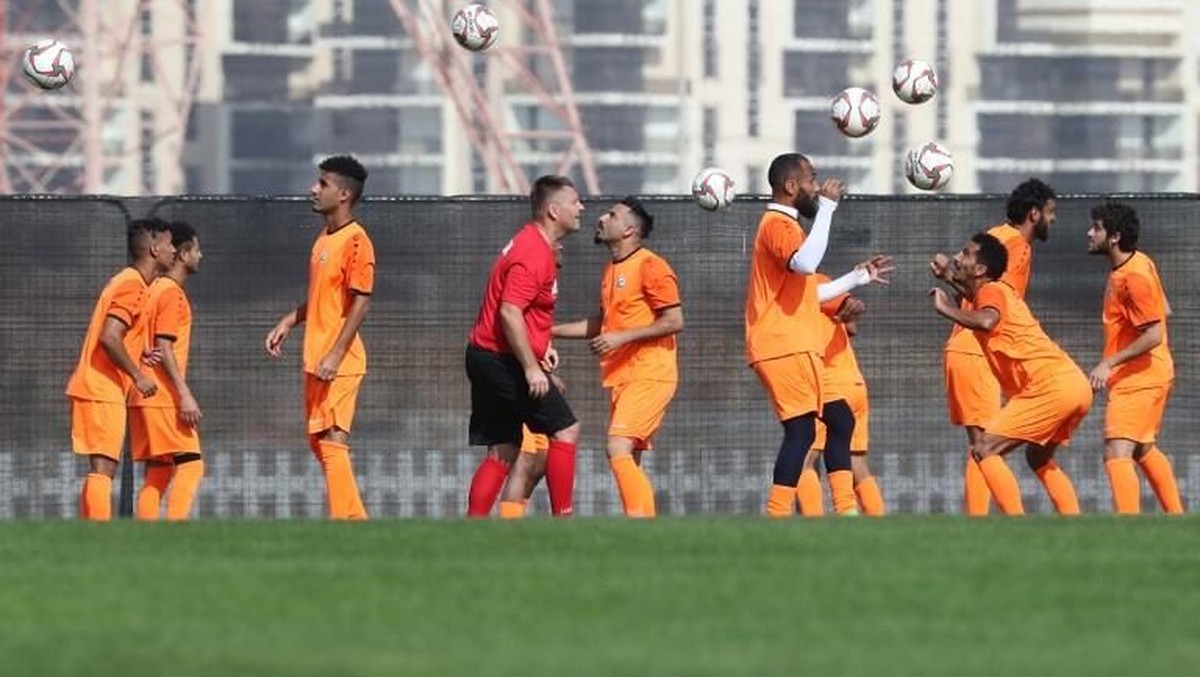 Pemain Timnas Yaman berlatih jelang berlaga di Piala Asia 2019 di Abu Dhabi. (Foto: KARIM SAHIB / AFP)