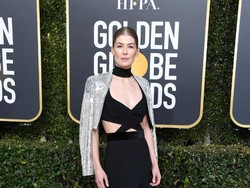 Menang Golden Globe, Rosamund Pike Bikin Heboh Olok-olok Pengacara Trump